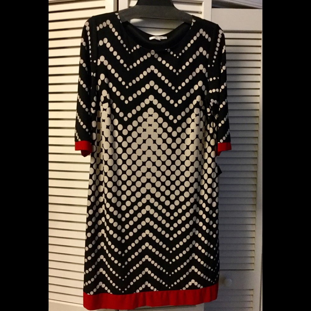 Slightly fitted dress, elbow length sleeve.